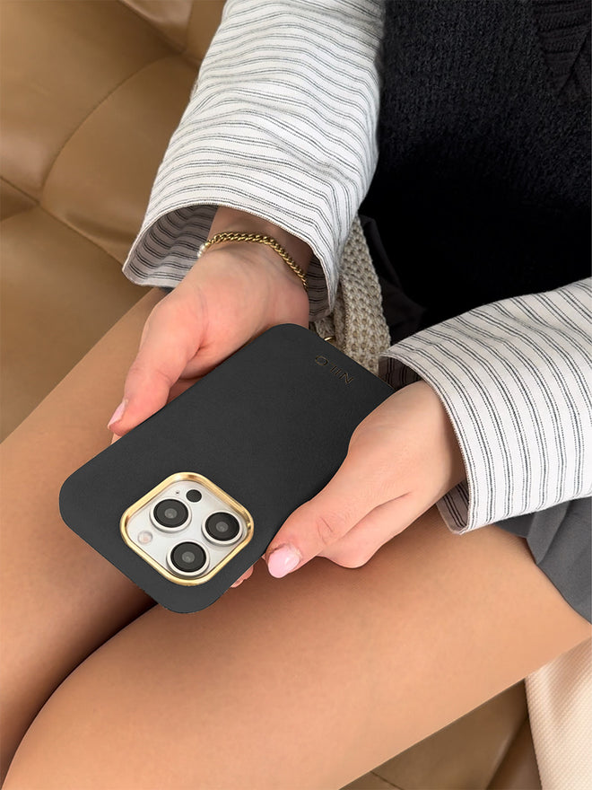 Gunmetal Alcantara (Gold) - MagSafe Handyhülle IPhone 17