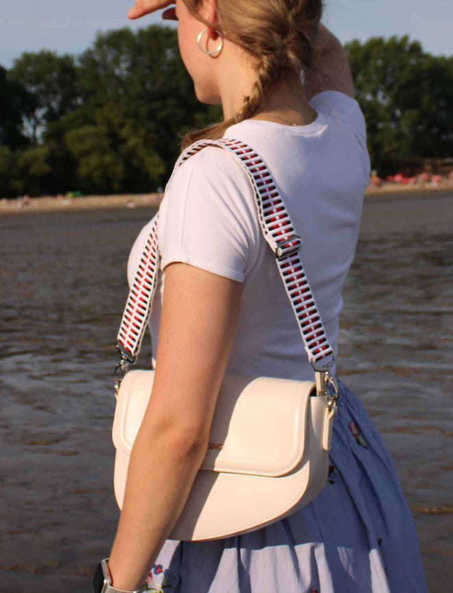 Taschengurt an weißer Handtasche